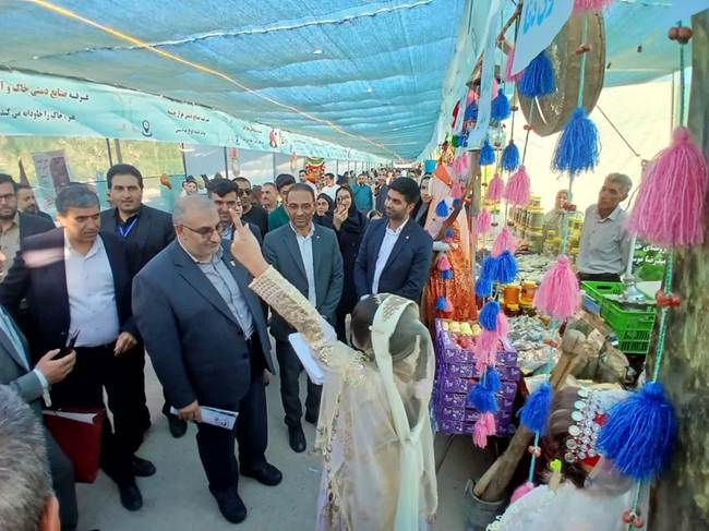 نخستین جشنواره سیب سمیرم با حضور مسئولین کشوری و استانی و مردم سرزمین هزار چشمه در شهر کمه افتتاح شد